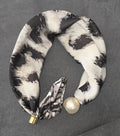 Elegantes Tuch mit Perlen und Magnetverschluss, stilvoller Damenaccessoire von Kerstins Online Mode Boutique