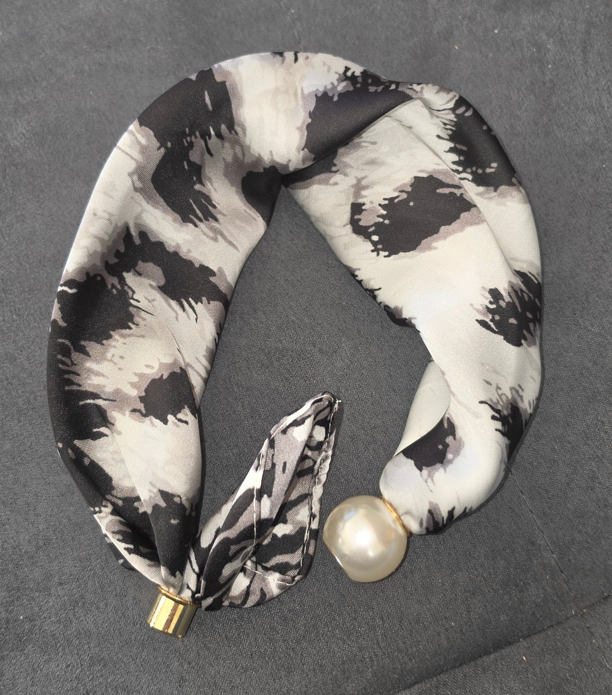 Elegantes Tuch mit Perlen und Magnetverschluss, stilvoller Damenaccessoire von Kerstins Online Mode Boutique