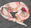 Seidiges Tuch mit Perlen und Magnetverschluss, elegantes Accessoire in einem stilvollen Design, ideal für besondere Anlässe.